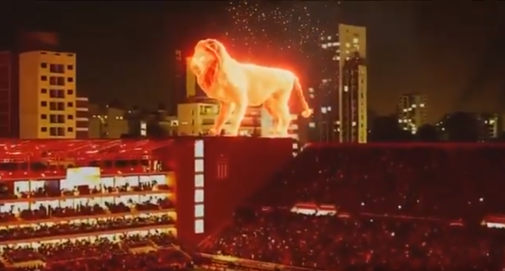 Džinovski vatreni lav šetao po stadionu Estudijantesa! (VIDEO)