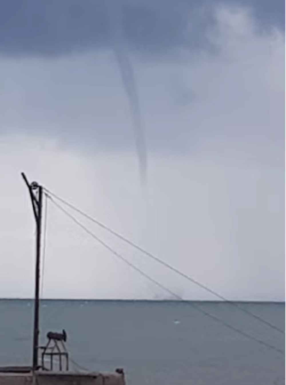 Uhvaćen dramatičan momenat, džinovska pijavica ide pravo ka obali! (VIDEO)