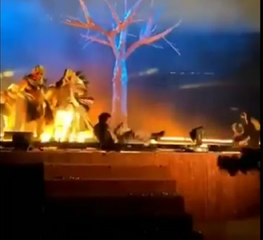 Ranjeno četvoro glumaca! Izašao usred predstave, pa nožem počeo da napada izvođače! (UZNEMIRUJUĆI VIDEO)