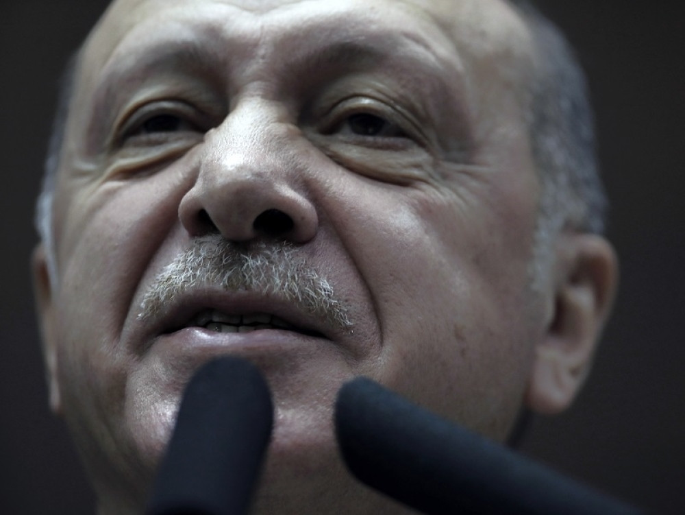 Sedenje na dve stolice se odlično isplatilo, a Erdogan čvrsto drži u svojim rukama tri ključna aduta (VIDEO)