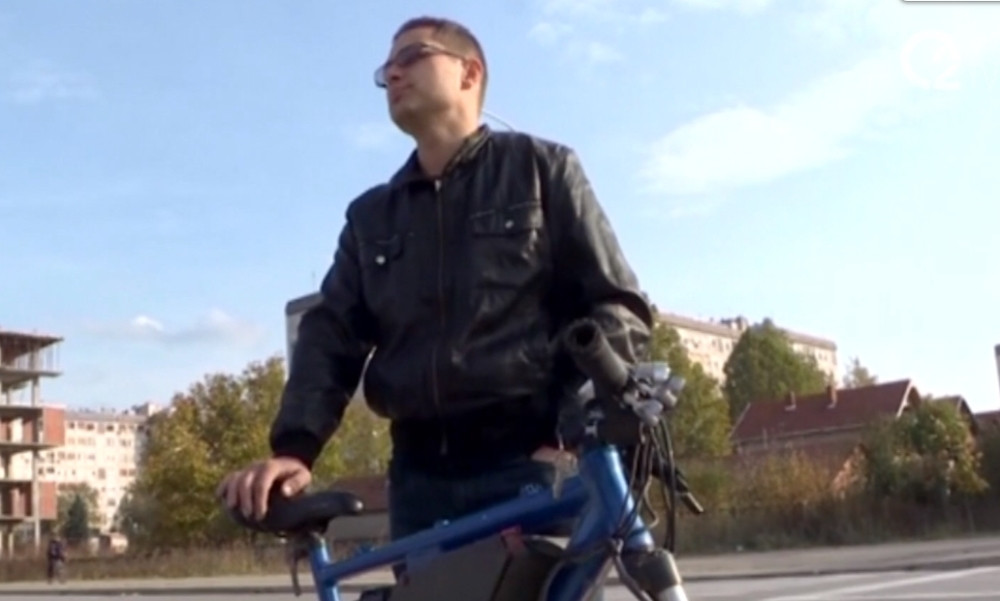 Više niko u gradu neće da vozi kola! Ceo Leskovac gleda čime se prevozi ovaj mladić i svi žele to isto! (FOTO)