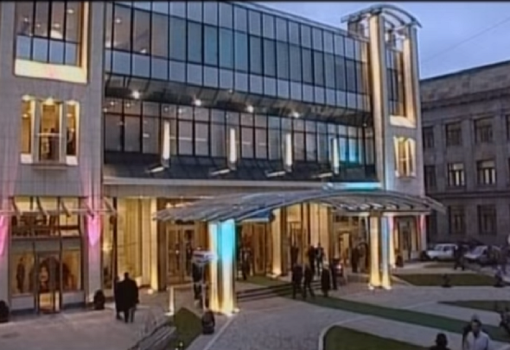 Ispred pozorišta Madlenijanum strašna scena!