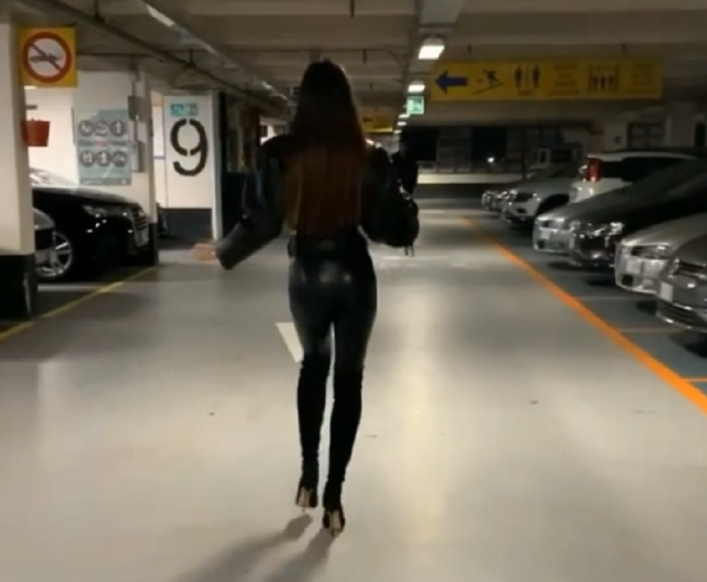 Najzgodnija Novosađanka se prošetala gradom u tesnim kožnim helankama, ceo grad blenuo u nju zbog ovoga! (VIDEO)