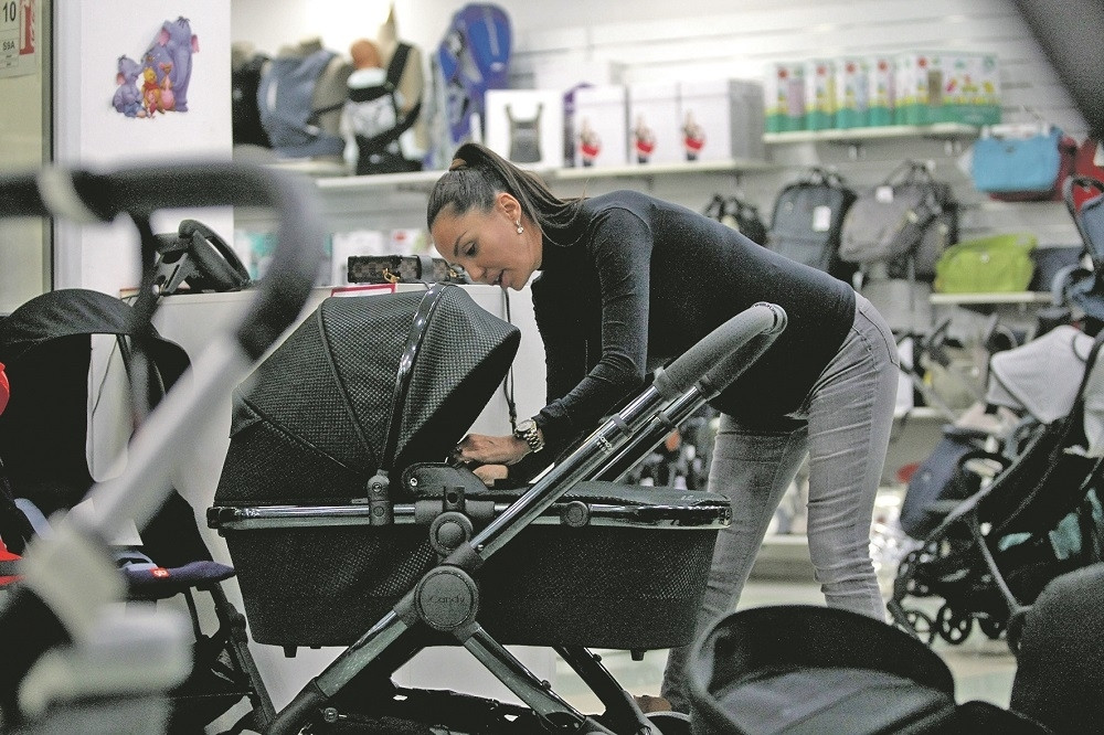 Voditeljka uslikana u 9. mesecu trudnoće! Kupovala luksuzna kolica za bebu, a kada se okrenula svima zastao dah!