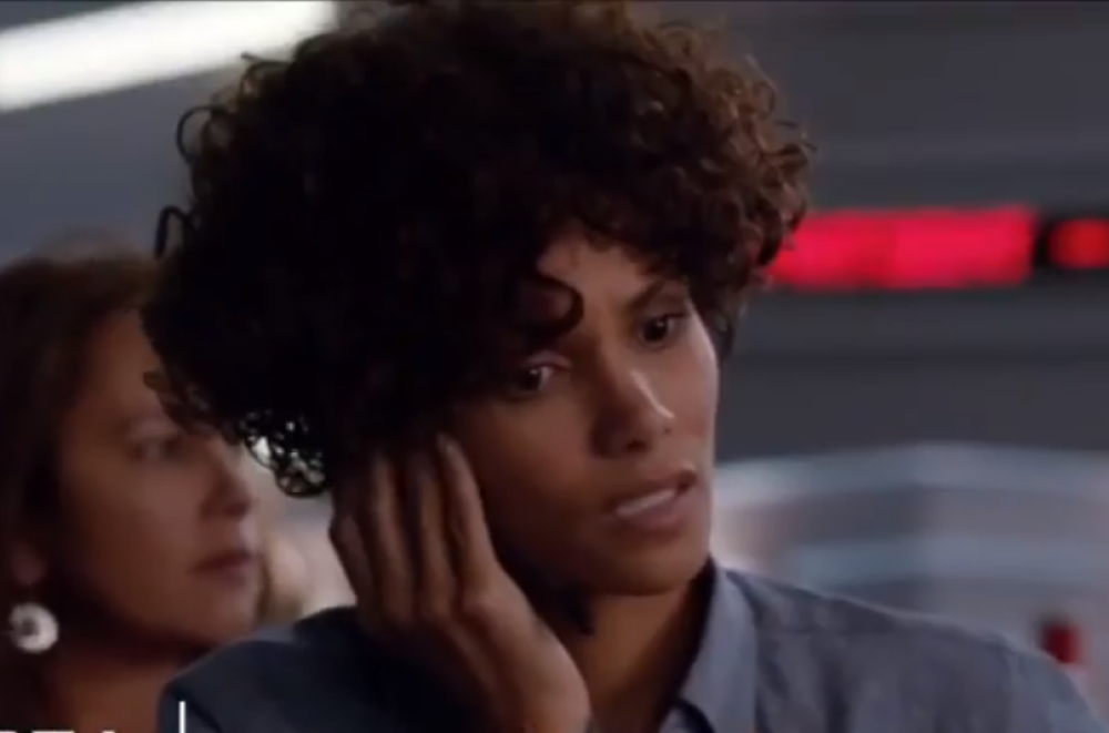 Hali Beri je u 53. godini prava se*s bomba! Samouvereno pokazala svoje zgodno telo! (FOTO)