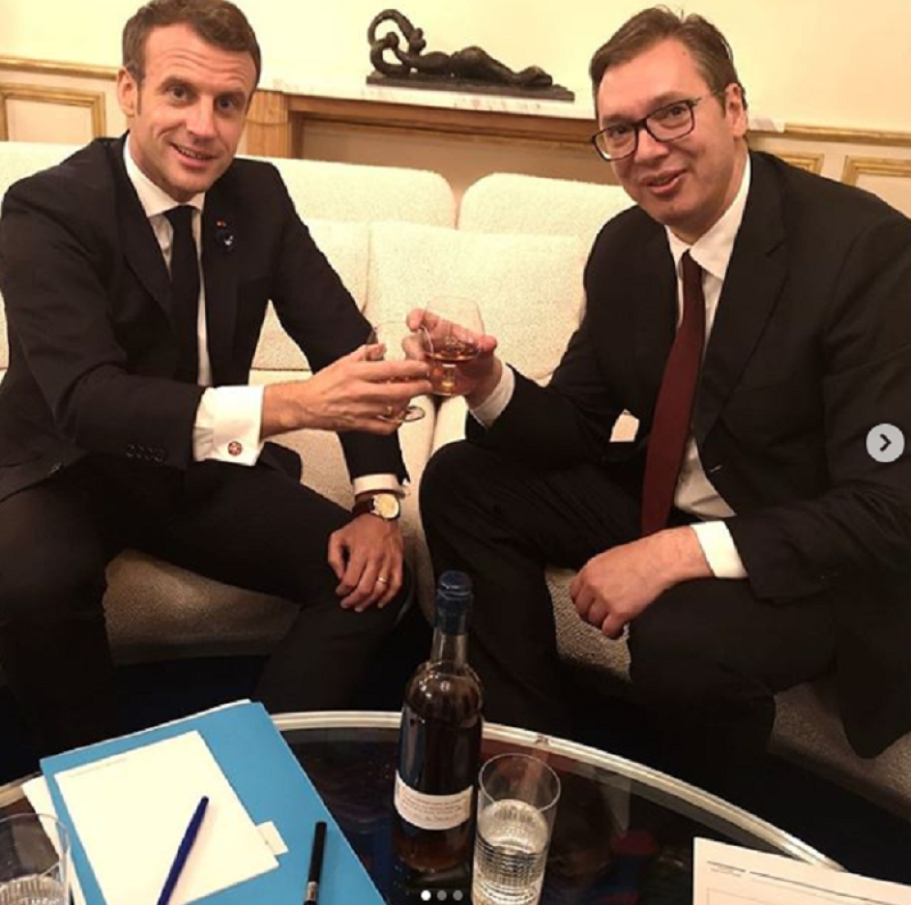 Ova fotografija Vučića i Makrona izazvala histeriju u javnosti! Svi se pitaju zašto je ovo piće toliko posebno
