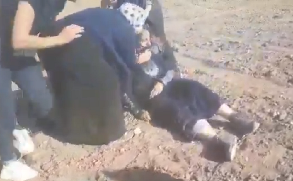 Žene skakale oko nje, hvatale se za glave, vrisak, kukanje i plač odjekivali krajem!