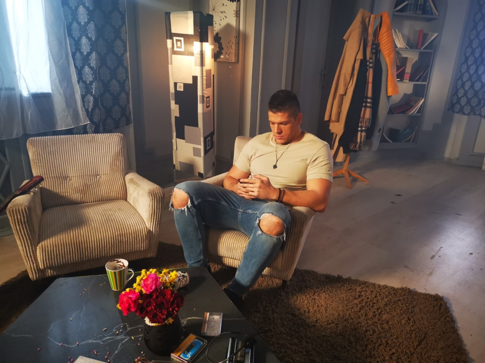 Poznati pevač snimio spot, a naziv numere će vas ostaviti bez reči