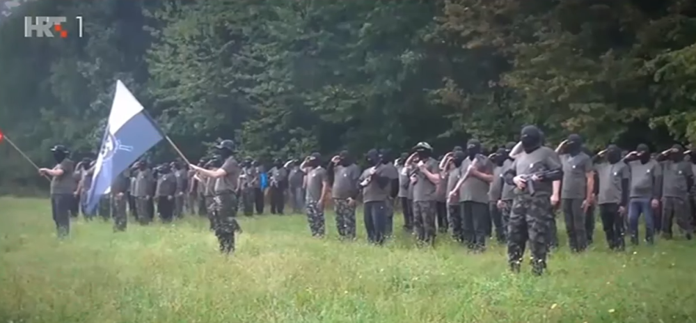U maskirnim uniformama, naoružani kalašnjikovima i spremni za sukob koji neminovno dolazi! (FOTO)
