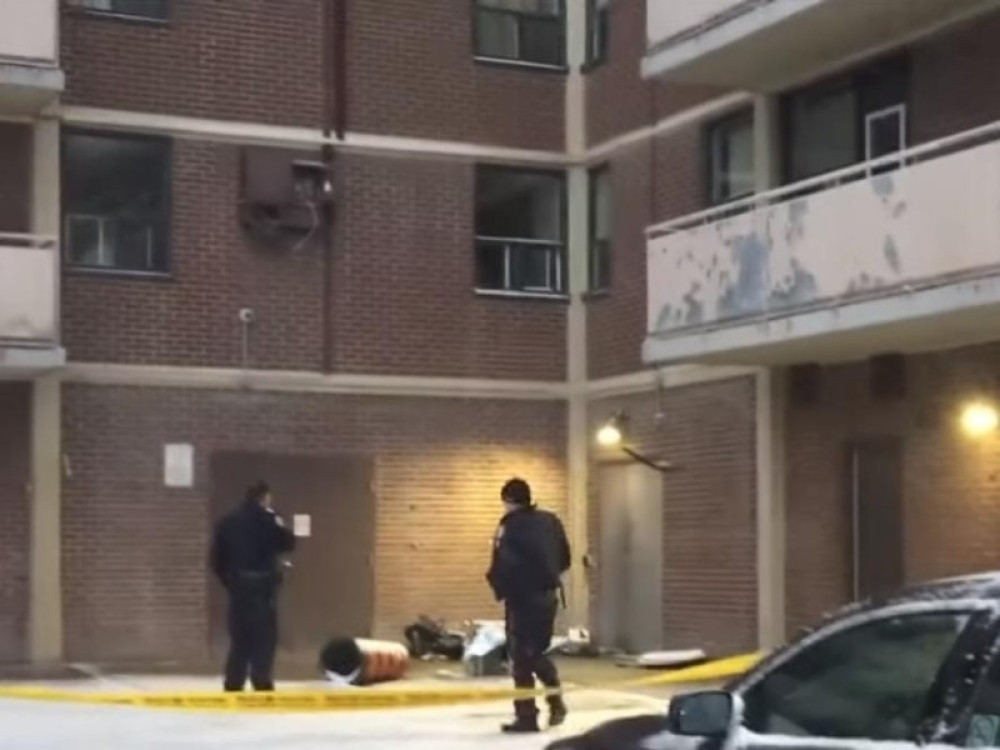 Klima sa 8. sprata pala je pravo na kolica za bebe! Desilo se ono najgore i najtužnije! (VIDEO)