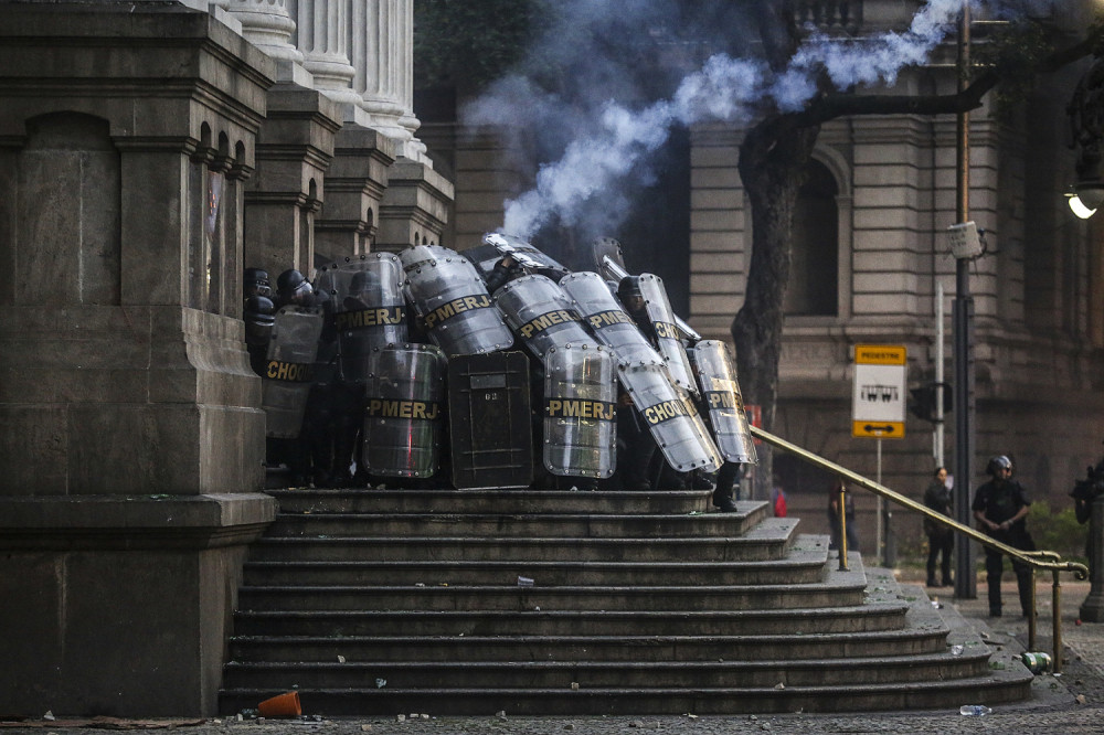 Strani diplomata apeluje: Nepoznata lica zauzimaju prostorije naše Ambasade!