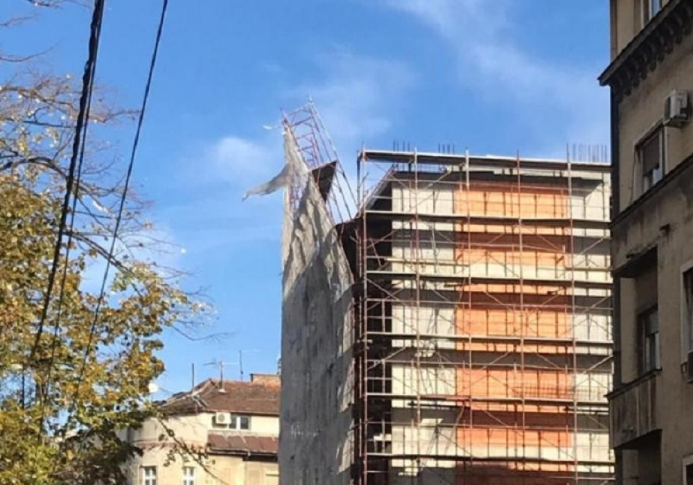 Policija i vatrogasci blokirali ulicu, skela se odvalila sa zgrade, može svakog trenutka da padne! (FOTO)