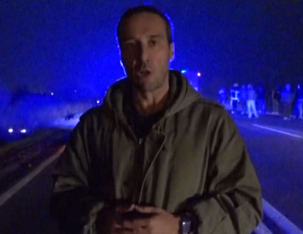 Oko njega su užasni prizori, smrskani automobili, jedan leš i dve povređene osobe! (FOTO SA LICA MESTA)