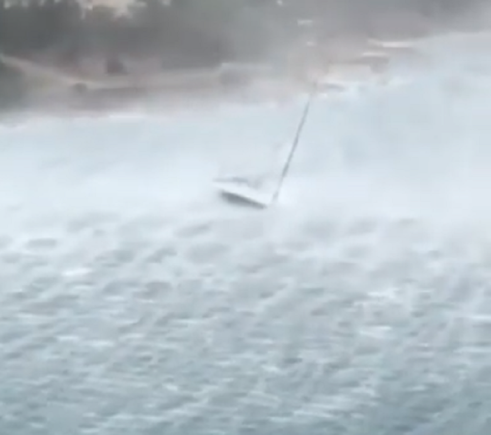 Dalmacija i Istra razbijene sa Jadrana. Pula potopljena, ulični pločnici se ne vide! (VIDEO)