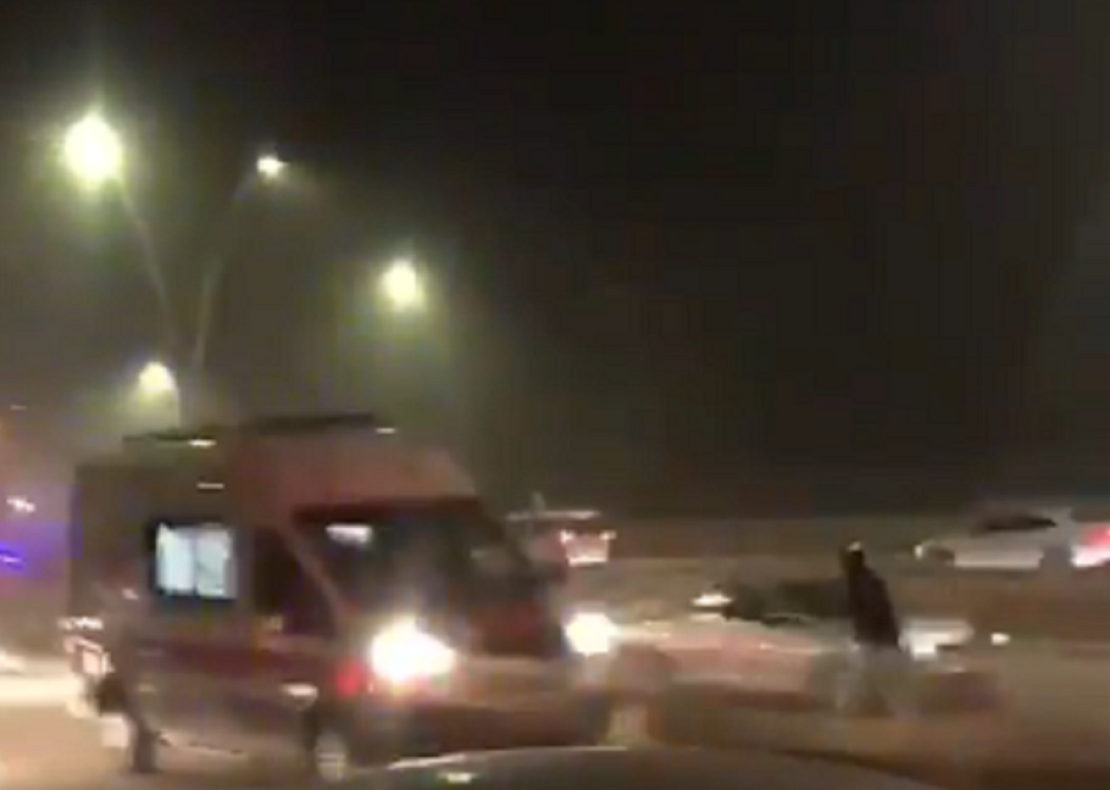 Ranjeno 16 vojnika, civil stajao na terasi i gledao ne sluteći ništa, a onda se opasno pokajao! (VIDEO)