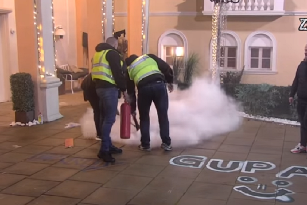 U Zadruzi izbio požar, obezbeđenje hitno utrčalo da gasi vatru! (VIDEO)