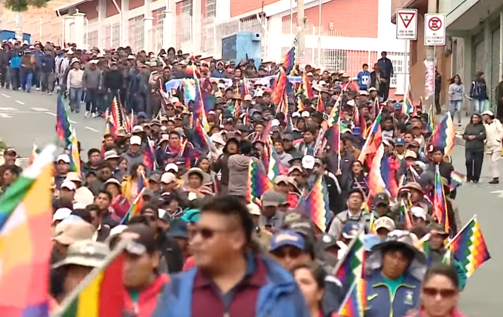Narod Bolivije pokreće revoluciju! Hoće natrag svog Moralesa! "Crveni pončo" je krenuo u napad! (VIDEO)
