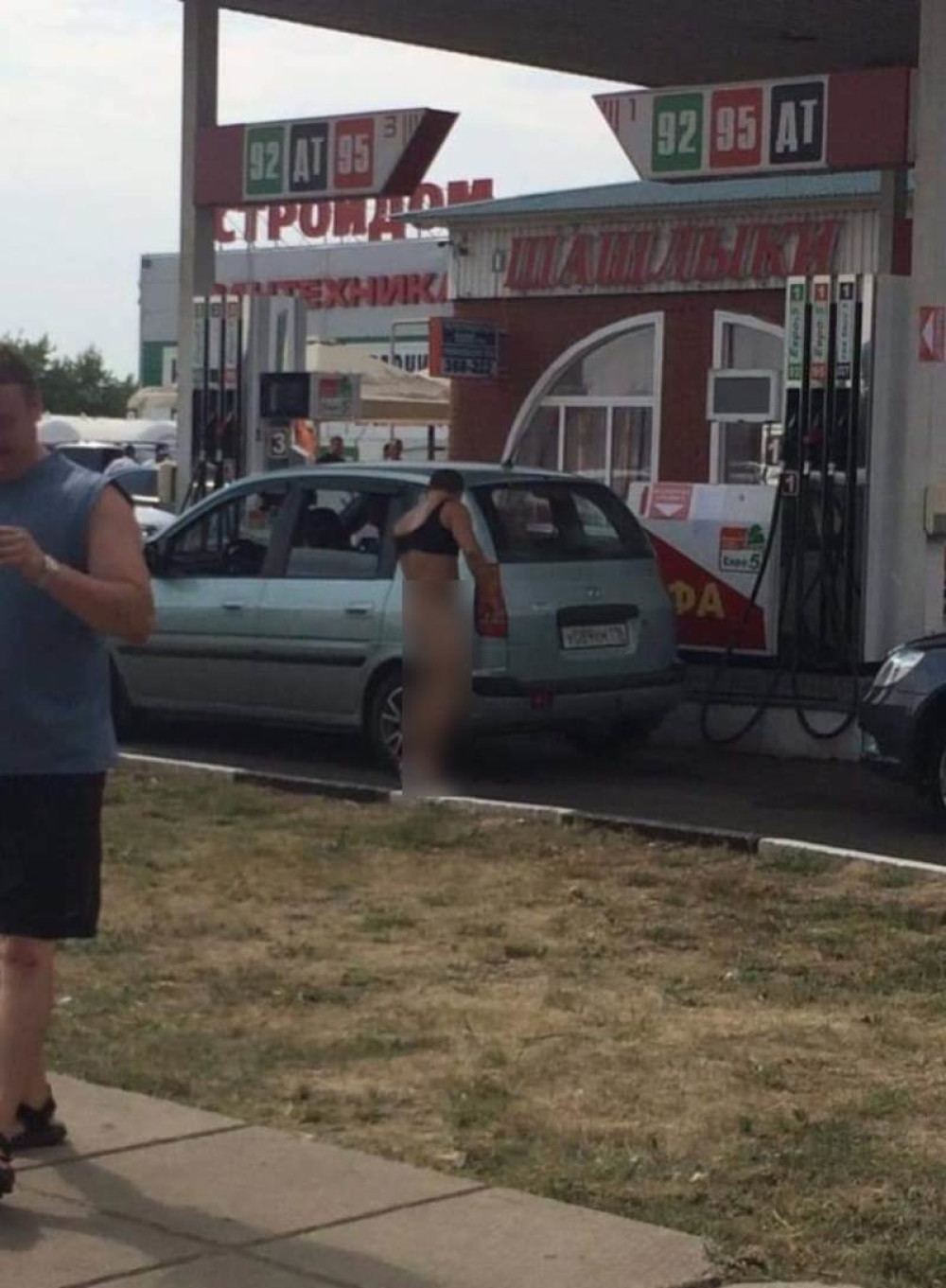 Krenula je navala, ali radnicima se zgadio život kad su ugledali mučan prizor kraj pištolja za točenje! (CENZURISANA FOTO)