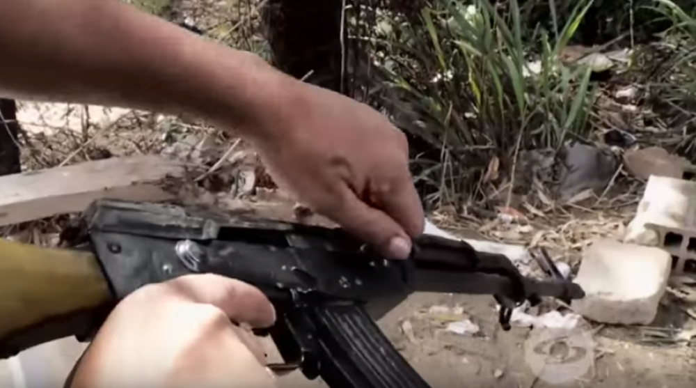 Dečak ubija ljude da bi izdržavao porodicu, ali ne može da prestane jer "previše voli krv"! Ima i radno vreme! (VIDEO)