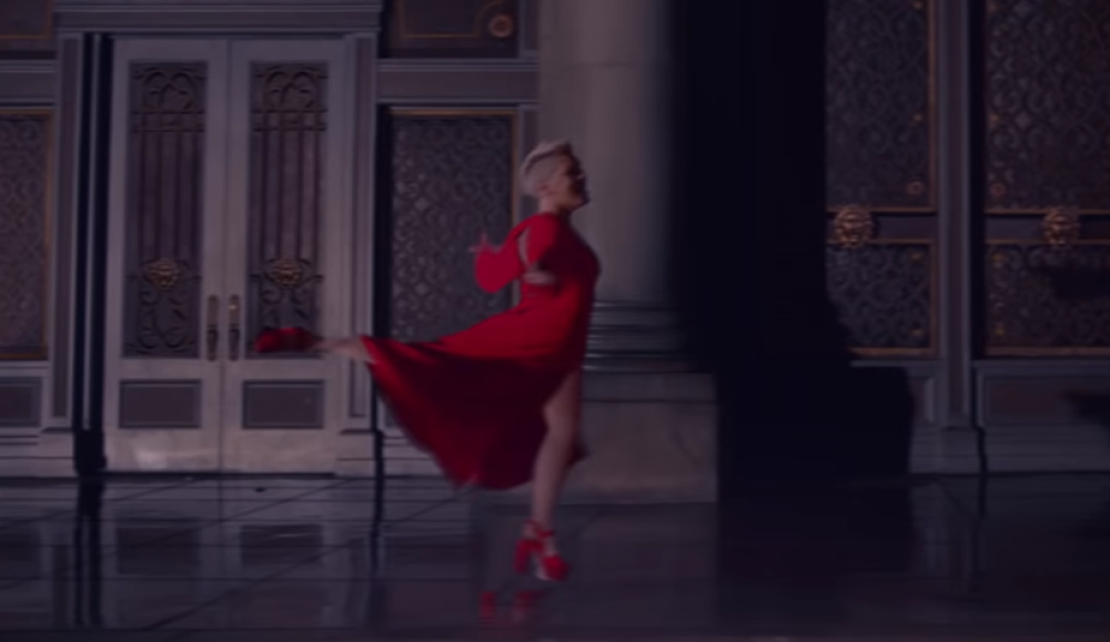 Poznata pevačica se povlači sa mužičke scene! Turneja joj donela ozbiljne probleme!