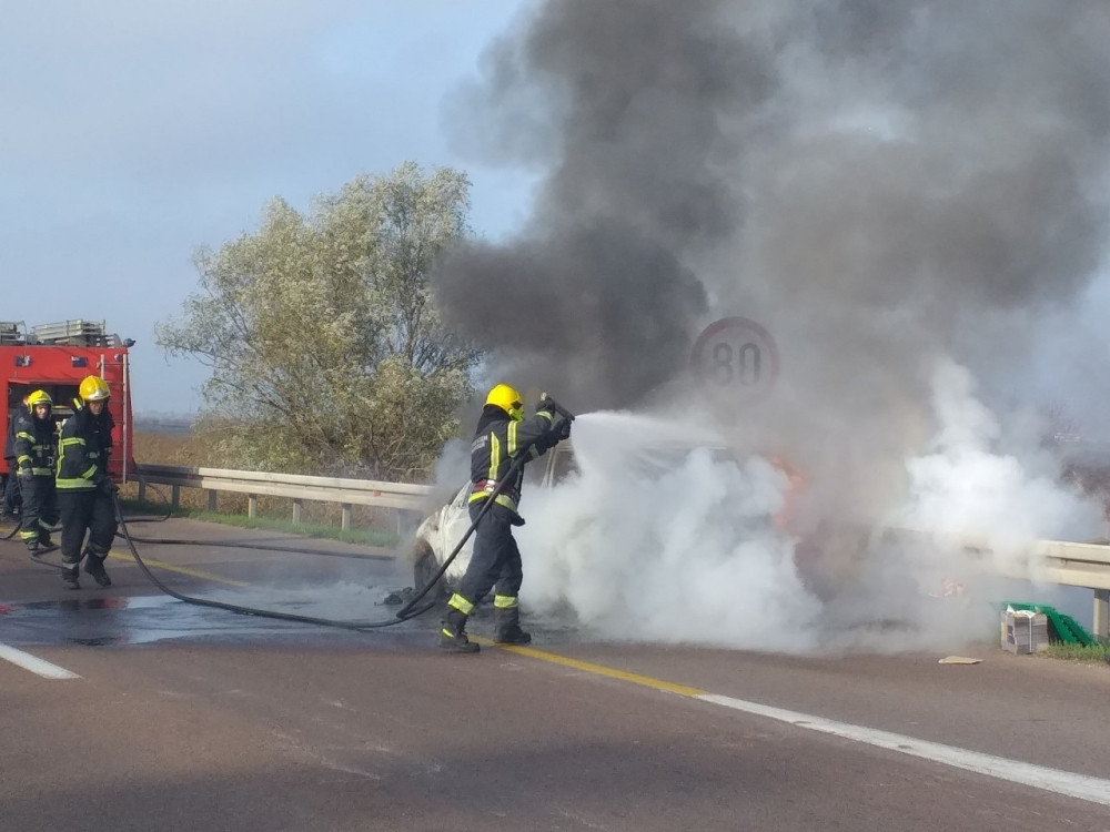 Žena vozila automobil koji je iz čista mira počeo da dimi. Nekoliko sekundi kasnije pretvorio se u buktinju! (FOTO)