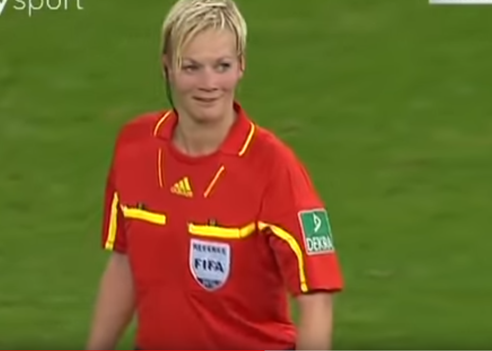 Usred utakmice je dohvatio šakama po intimnoj regiji, njoj se svidelo! Otkrio i zašto je to uradio (VIDEO)