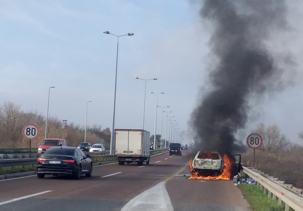 Automobil se zapalio nakon sudara, stvorile se velike gužve