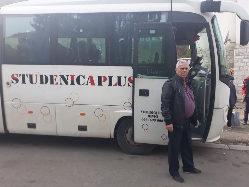 Ili Mare ili niko! Đaci ne daju vozača autobusa! On je njihov drugi otac! (FOTO)