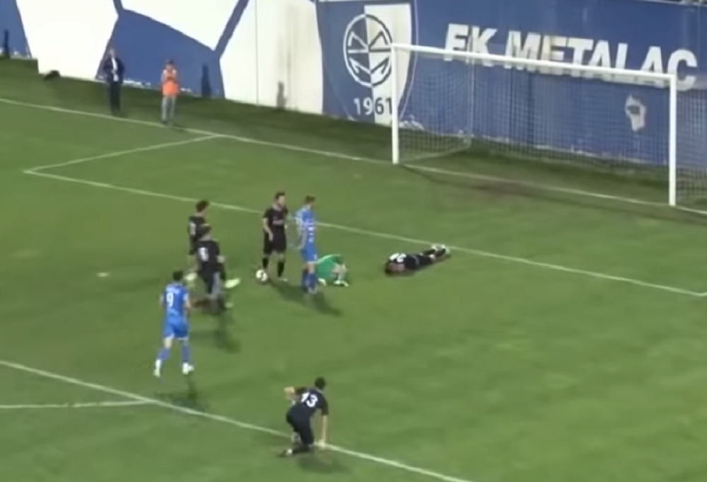 Totalni haos na terenu nastao kada je igrač Metalca nokautirao golmana! (VIDEO)