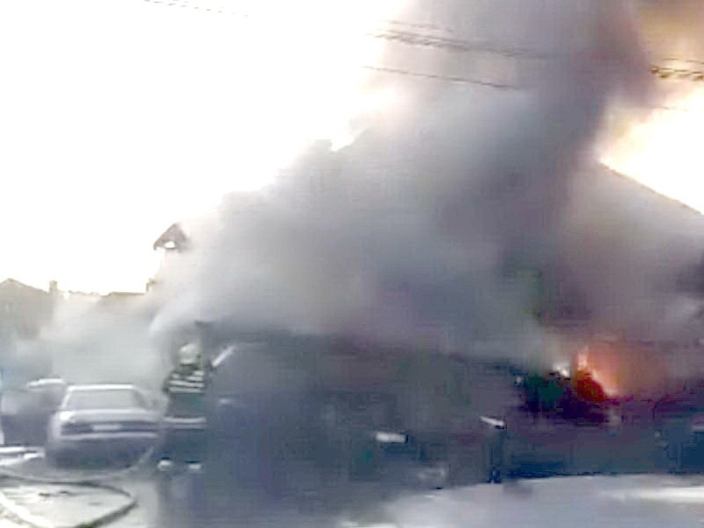 Izgorela automehaničarska radionica! Gume, ulja, sve je buktalo! Iz tržnog centra ljudi posmatrali jeziv prizor