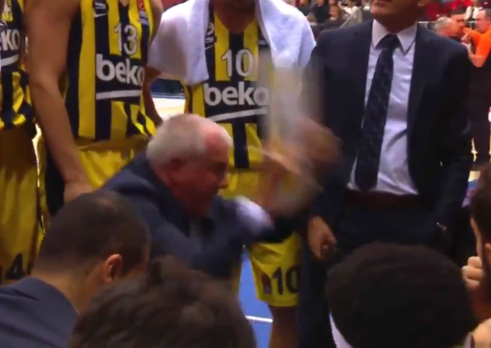 Obradović kao nikad do sad poludeo, pocrveneo od besa pa umalo udario Italijana tablom za crtanje napada! (VIDEO)