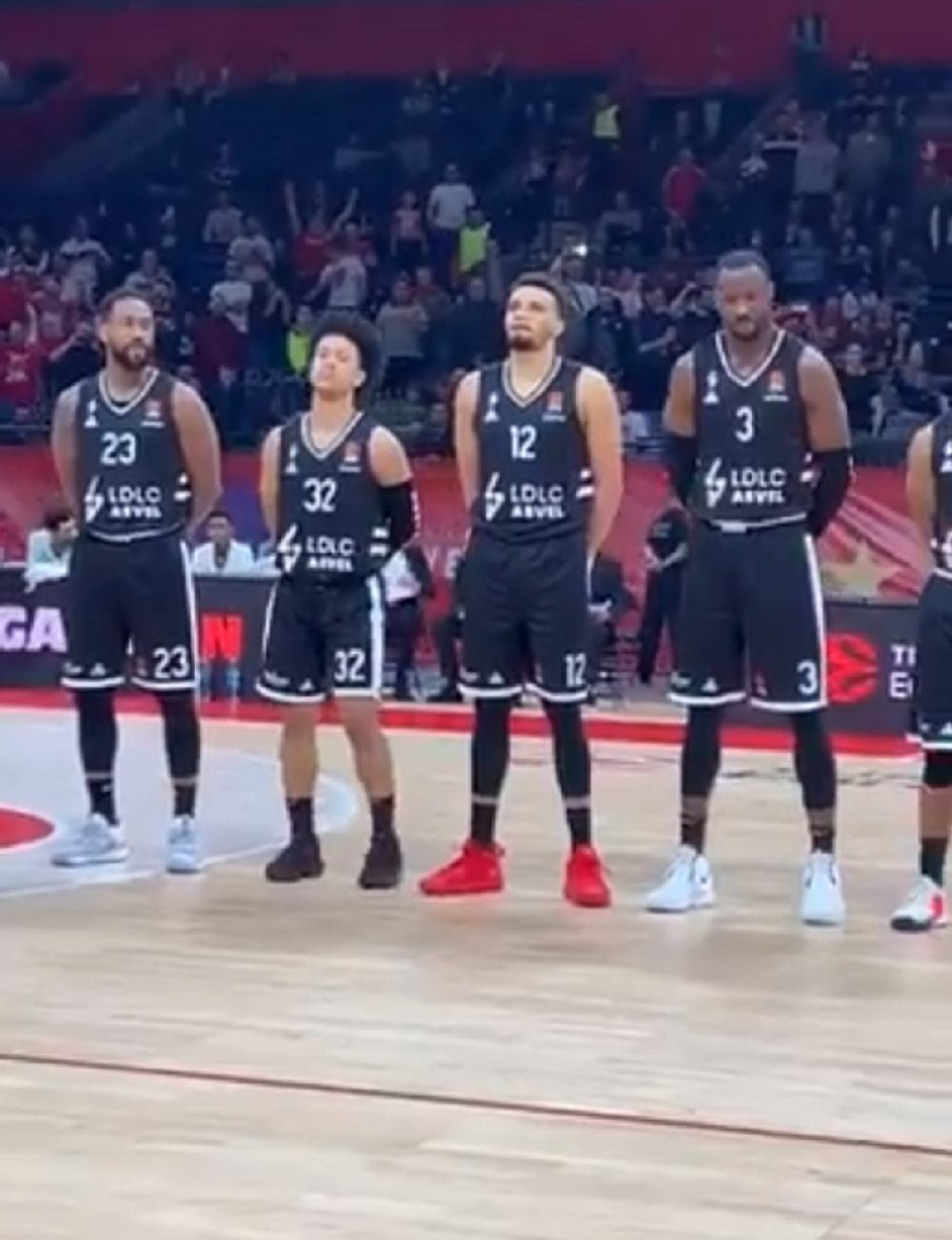 Francuzi ostali u šoku, samo nemo posmatrali ka "Delijama", sudije morale da odreaguju! (VIDEO)