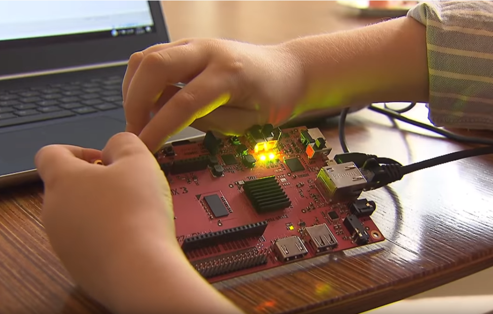 Ima samo devet godina, a već studira elektrotehniku i medicinu. Tek kad čujete šta planira, zaboleće vas glava! (VIDEO)