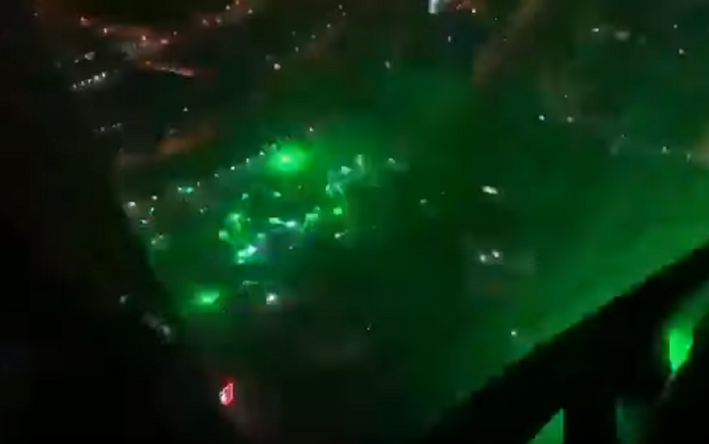 Demonstranti udarili zastrašujućim oružjem! Piloti izgubili kontrolu nad letelicom! (VIDEO)