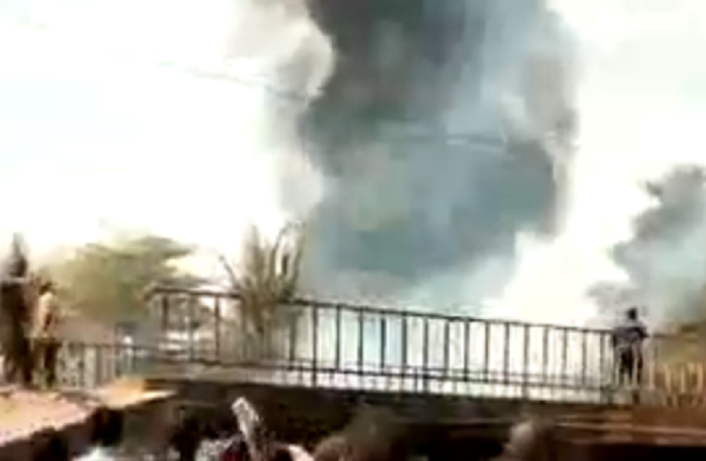 Veliki broj ubijenih u selu! Policija uletela da rastera napadače! (VIDEO)