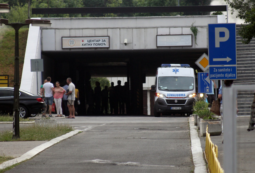 Obe noge vojnika držale su se na nešto malo kože, a onda je Jugoslav ušao u salu