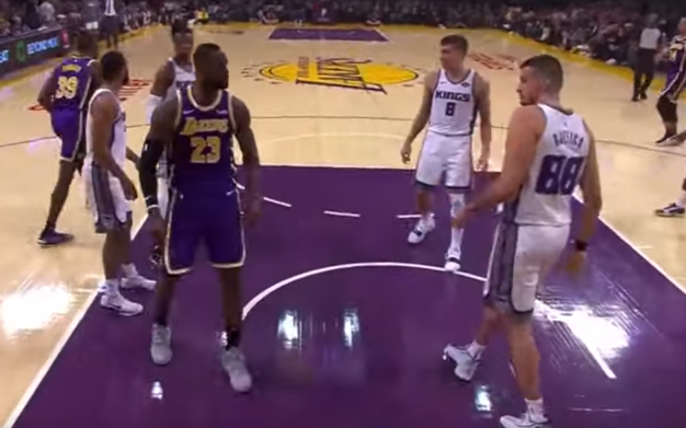 Džejms zakucao preko Srbina, a onda zapanjio sve svojim potezom! (FOTO/VIDEO)