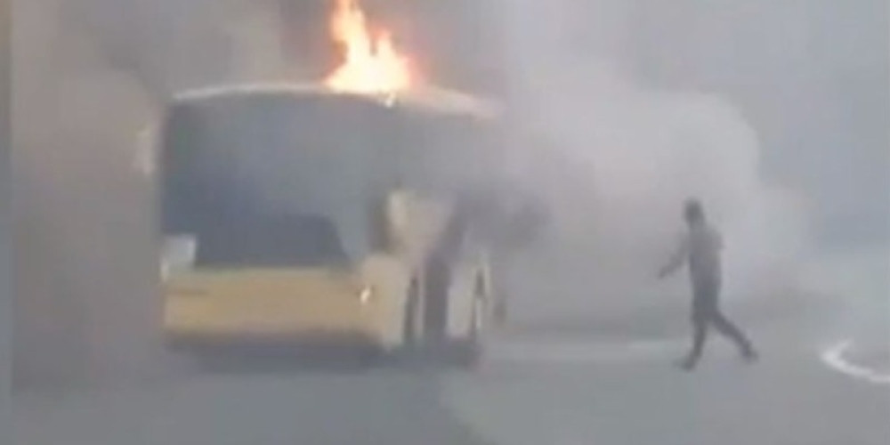 Zapalio se autobus pun dece kod Požege!