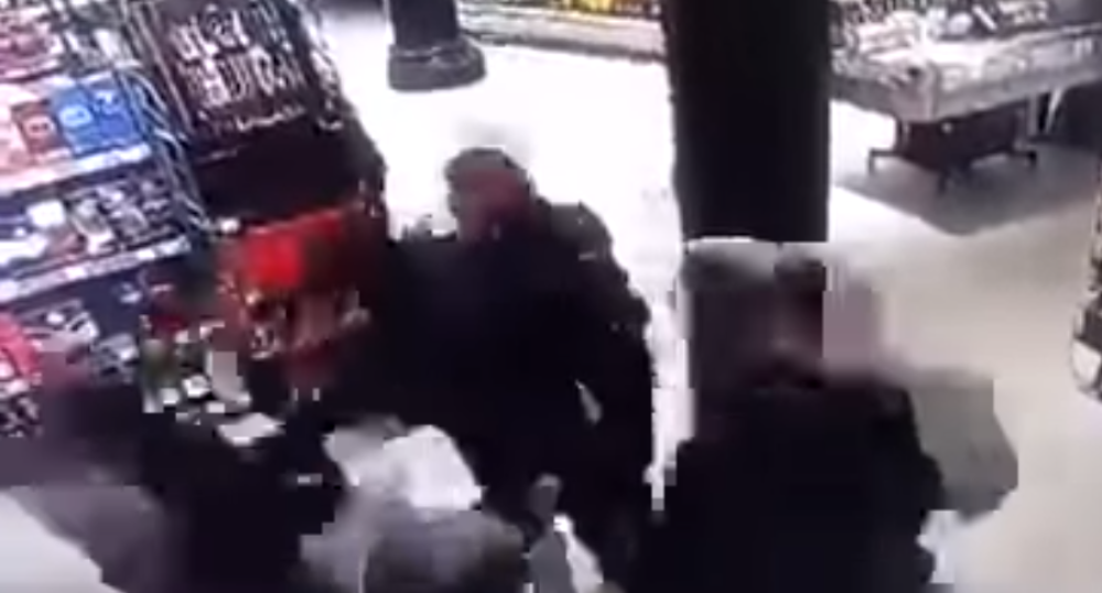 Počeo da urla "Alahu Akbar" i nasrnuo na patrolu! Policajcu pokušao da otme pištolj! (DRAMATIČAN SNIMAK)