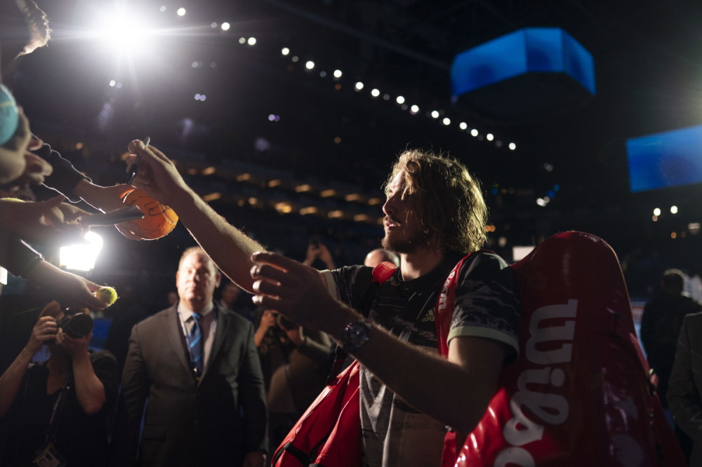 Cicipas posle pobede nad Federerom na kameri napisao dve reči, otkriveno njihovo značenje! (VIDEO)