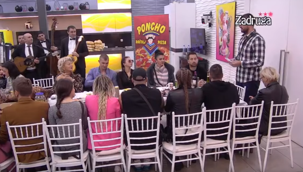 Zadrugar izvadio penis pred svima pa urinirao na slavi! Svi ostali zabezeknuti ovim ponašanjem! (FOTO)