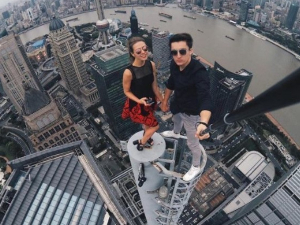 Zbog selfija u smrt! Hobi joj je bio slikanje na nedostupnim mestima u bikiniju a ovakva tragična smrt iznenadila je svet! (VIDEO)