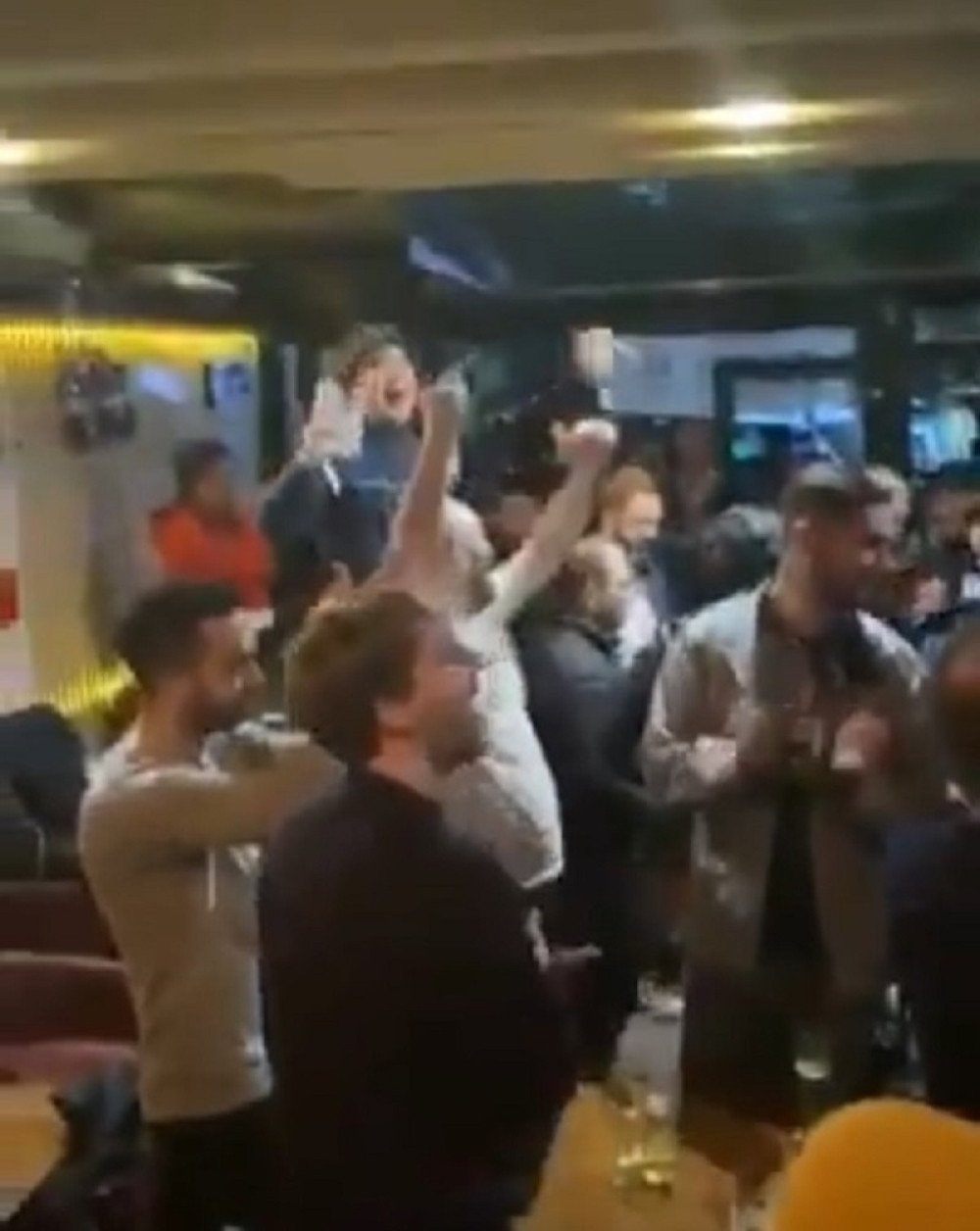 Engleski i albanski navijači zajedno kao jedan vređali Srbiju u Prištini! (VIDEO)