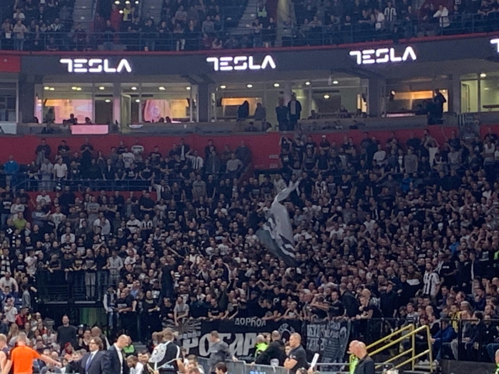 Brutalna tuča na večitom derbiju! Intervenisala žandarmerija i privela huligane (VIDEO)