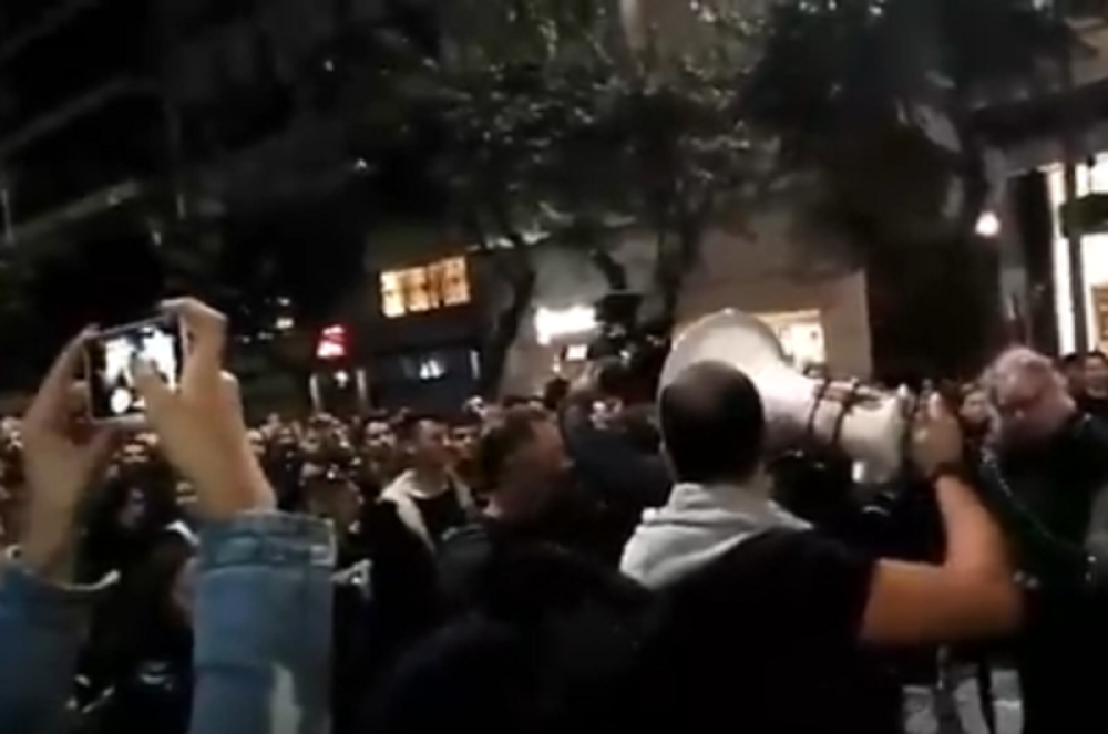 Drama ispred američke ambasade! Donete krvave zastave! (VIDEO)