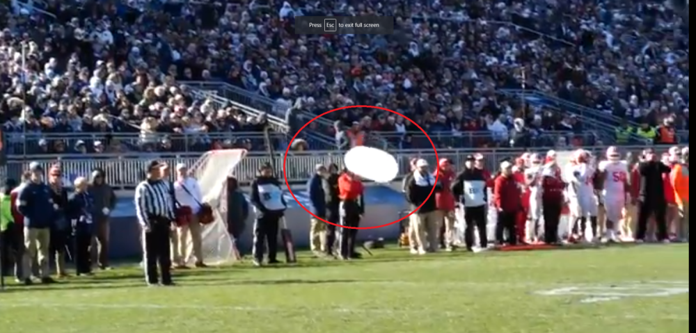 Navijači bacili NADUVANI KONDOM na teren (VIDEO)