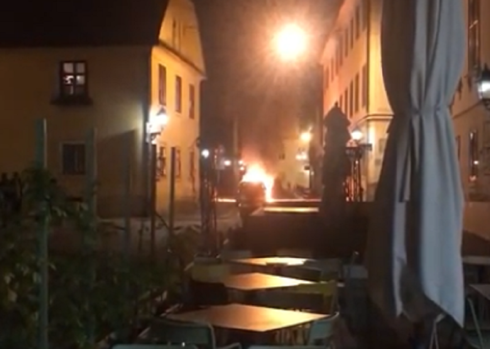 Kola bukte u plamenu! Dva automobila potpuno izgorela! Vatra se nemilosrdno širi (VIDEO)