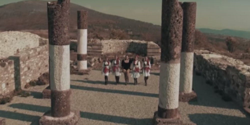 Srbi sa Kosova besni! Jedva obučena Albanka snimala spot u Crkvi Svetog Nikole u Prištini! Video obiluje polunagim scena! (FOTO)