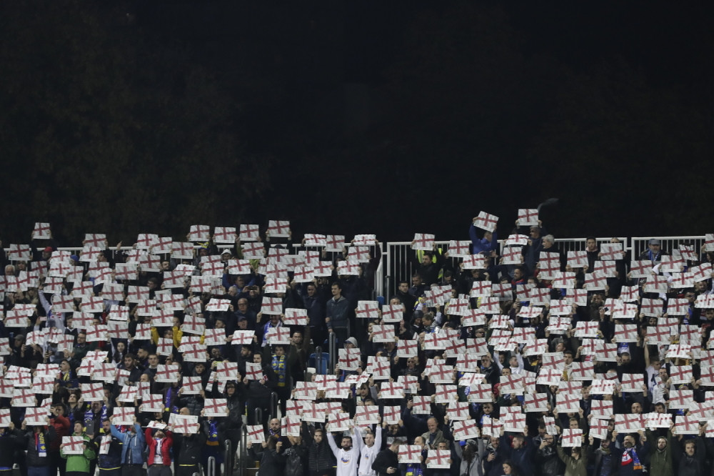 Skandal u Prištini! Albanci i Englezi sramnim ponašanjem izazvali gađenje javnosti, čeka se reakcija UEFA! (VIDEO)