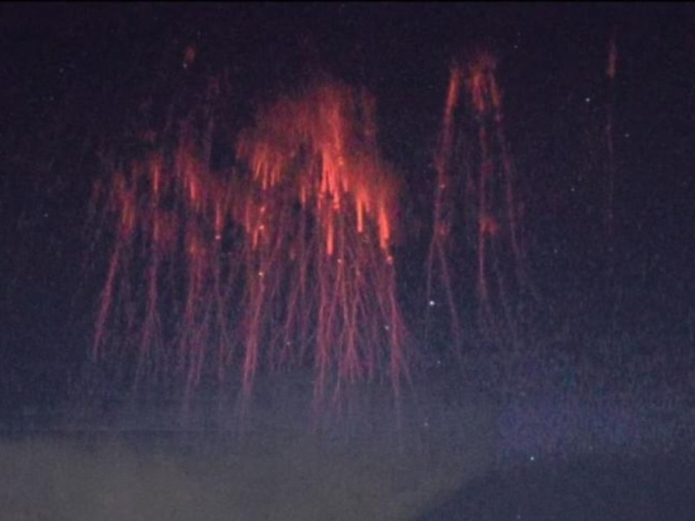 Ovaj nebeski fenomen iznenadio je ceo region! Pojavili se "crveni vilenjaci" iznad Đakova! (VIDEO)